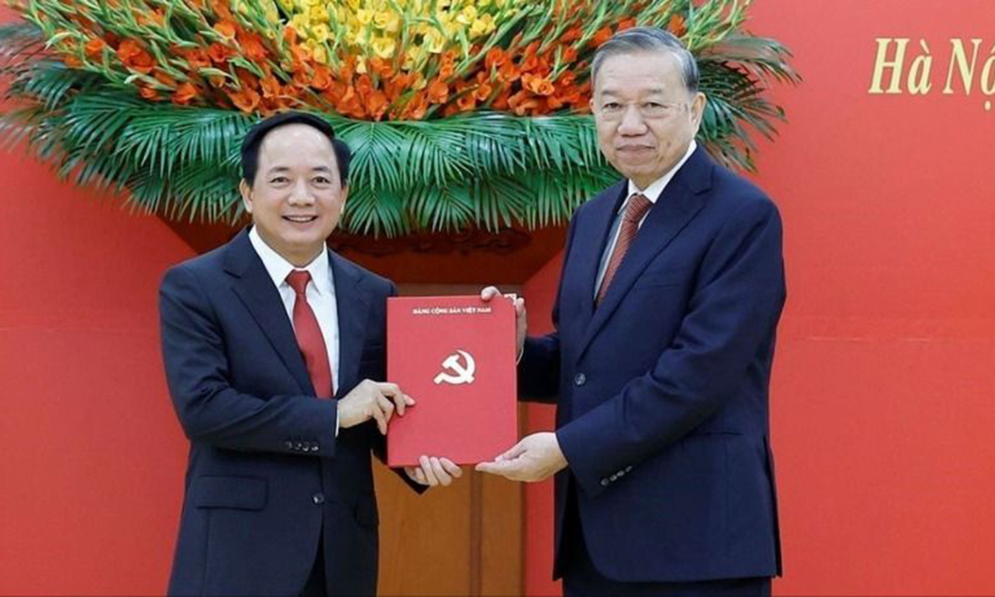 Tổng Bí thư Tô Lâm trao Quyết định của Bộ Chính trị cho đồng chí Trịnh Văn Quyết. Ảnh: TTXVN