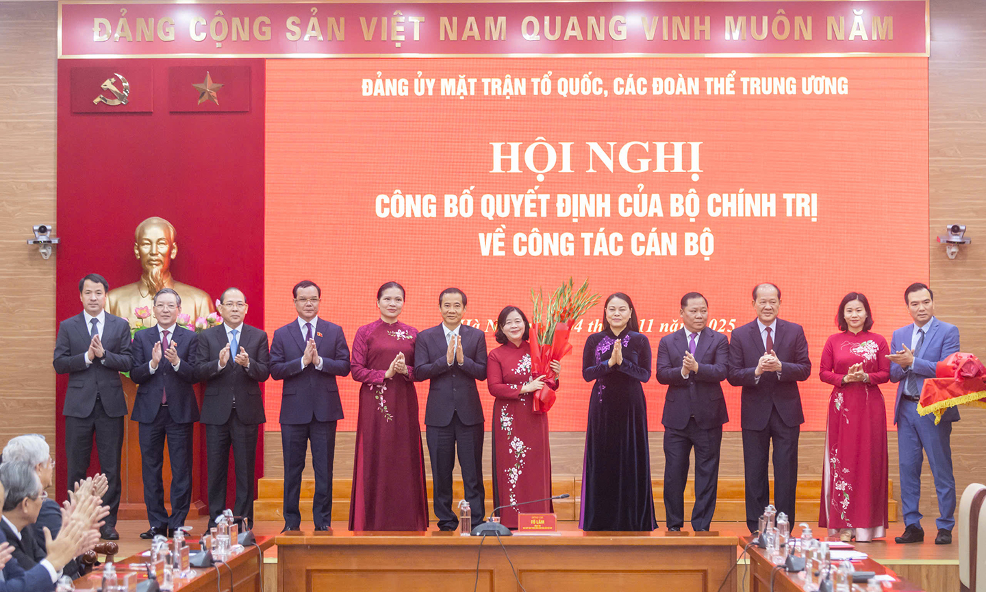 Đại diện Đảng ủy Mặt trận Tổ quốc, các đoàn thể Trung ương chúc mừng đồng chí Bùi Thị Minh Hoài. Ảnh: VIẾT CHUNG