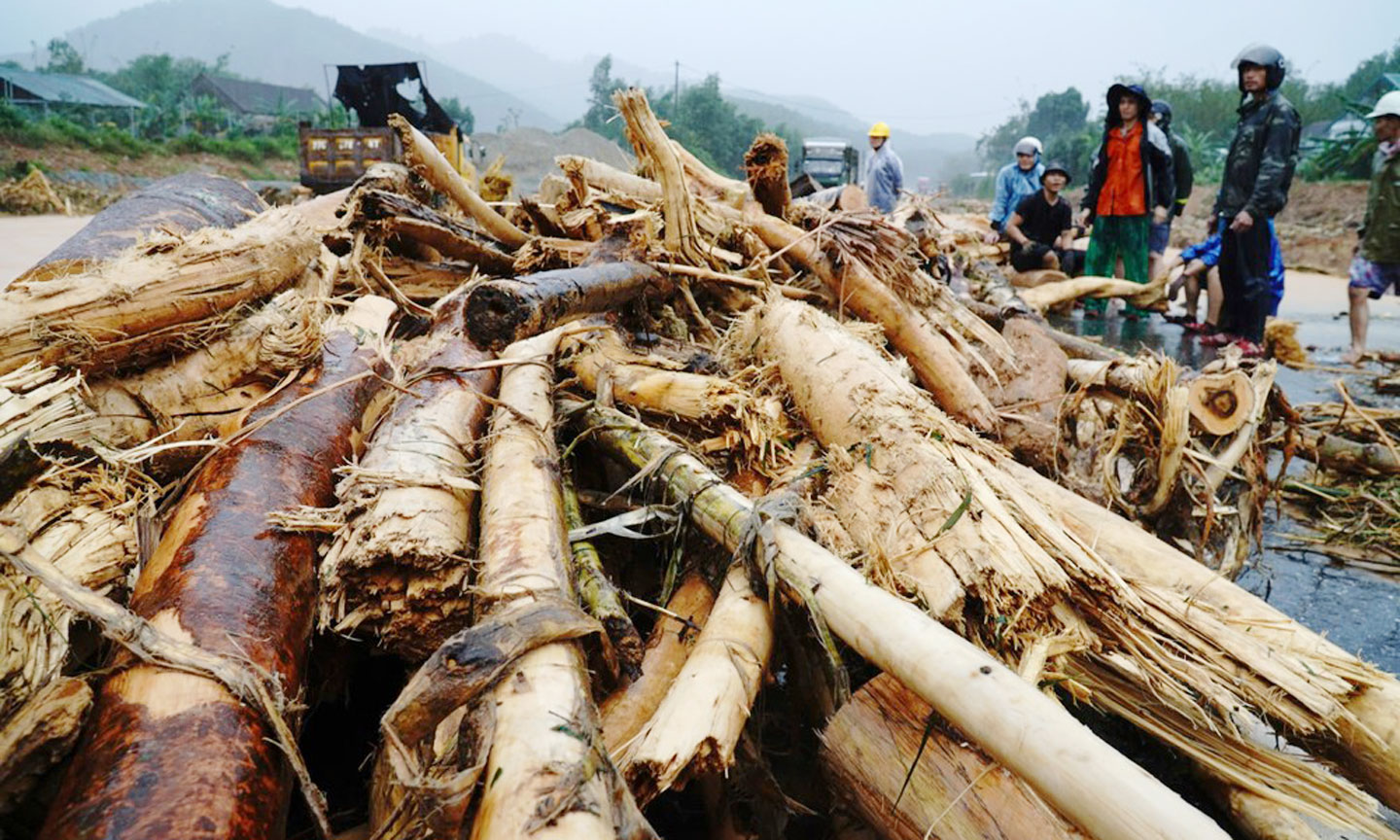 Mưa lũ kéo dài không ngớt, ngổn ngang trên đường cao tốc La Sơn - Hòa Liên.