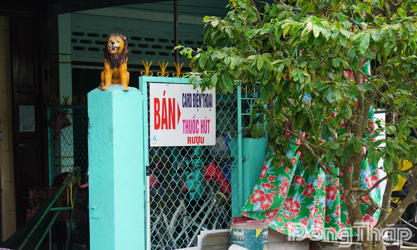 Tại các khu dân cư, việc bày bán thuốc lá diễn ra công khai.