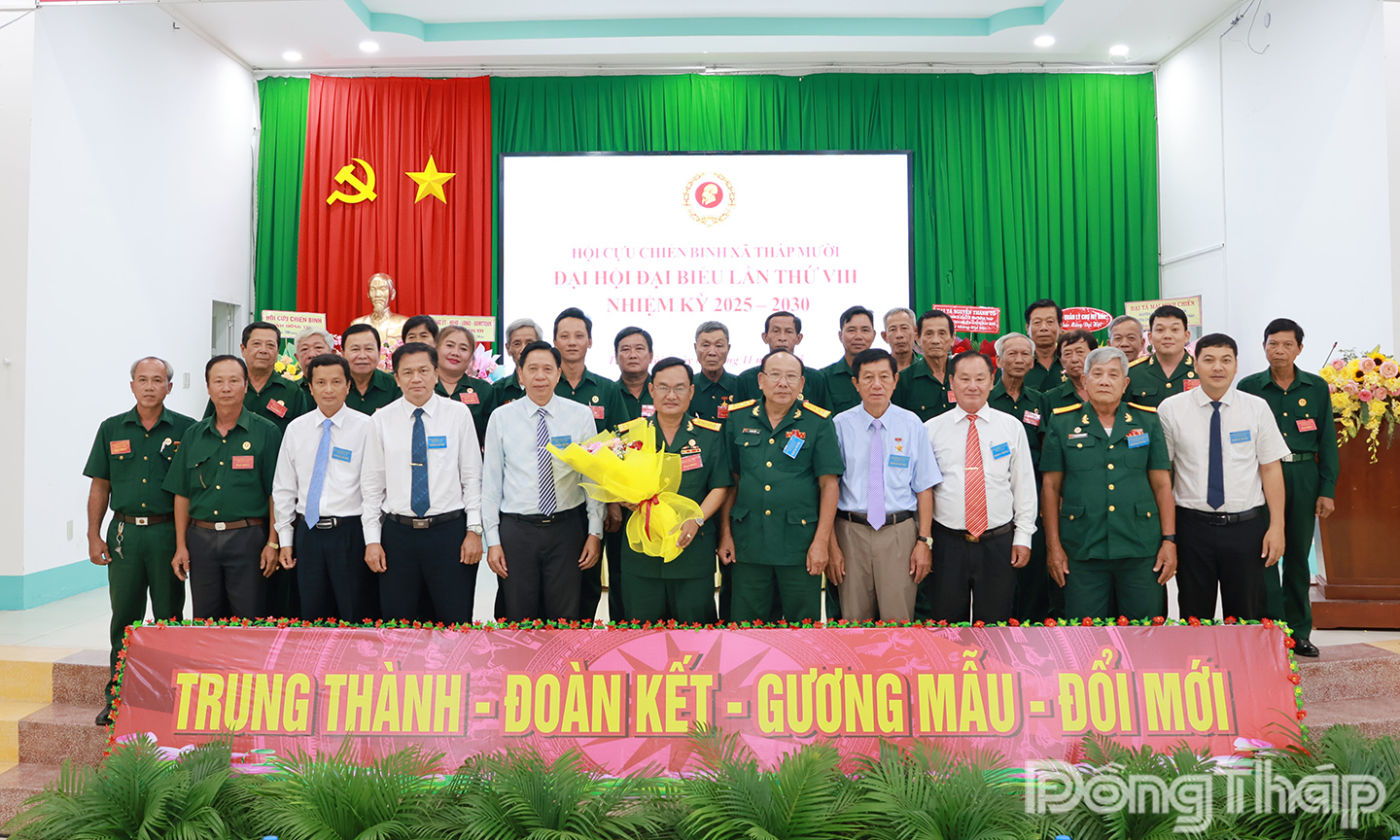 Ban Chấp hành Hội Cựu Chiến binh xã Tháp Mười nhiệm kỳ 2025 - 2030 ra mắt và nhận hoa chúc mừng.