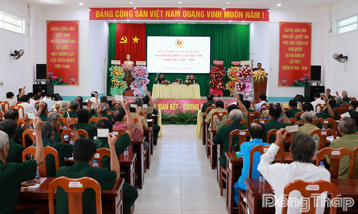 Các đại biểu biểu quyết các chỉ tiêu nhiệm kỳ 2025 - 2030.