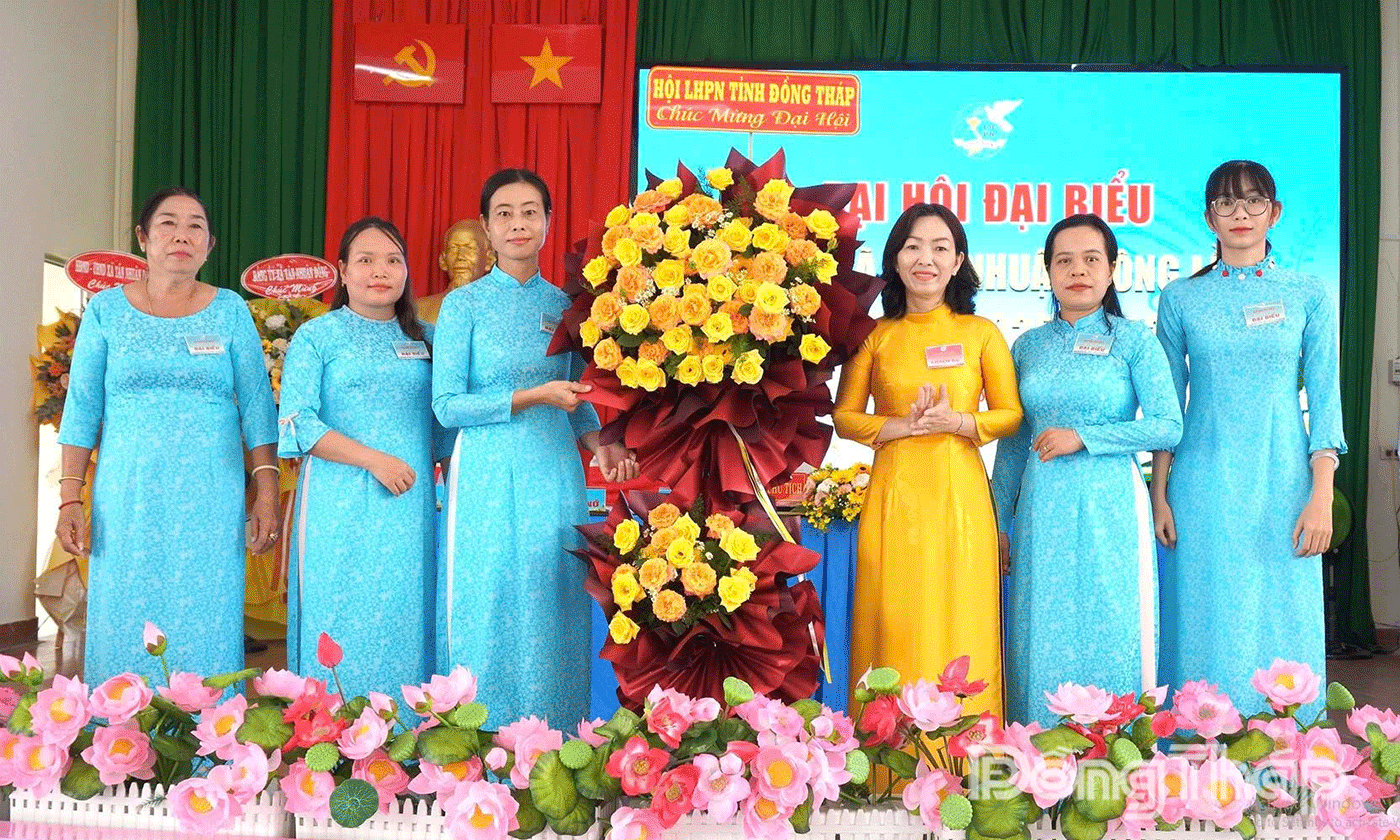 Phó Chủ tịch Thườg trực Hội LHPN Nguyễn Thị Cúc dự Đại hội đại biểu phụ nữ xã Tân Nhuận Đông.