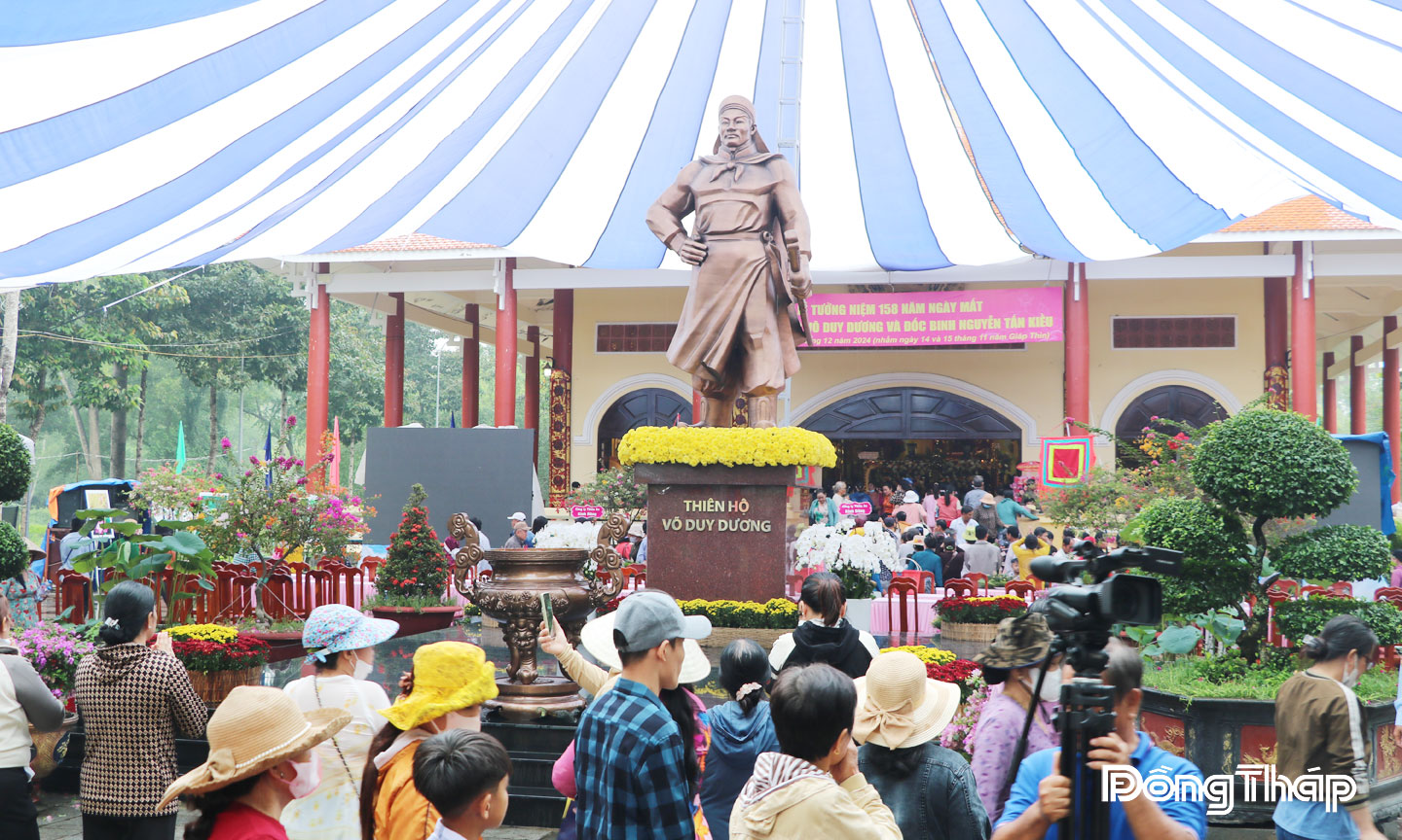 Du khách viếng, dâng hương tại Đền thờ Thiên hộ Võ Duy Dương.