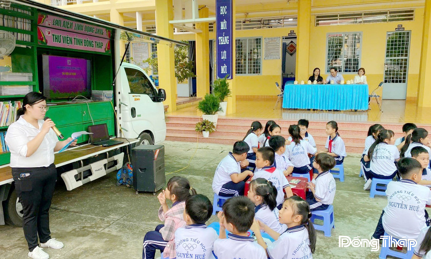 Học sinh Trường Tiểu học Nguyễn Huệ (phường Thới Sơn) tham gia hoạt động chuyến xe thư viện thông minh lưu động tại trường do Thư viện tỉnh phục vụ.