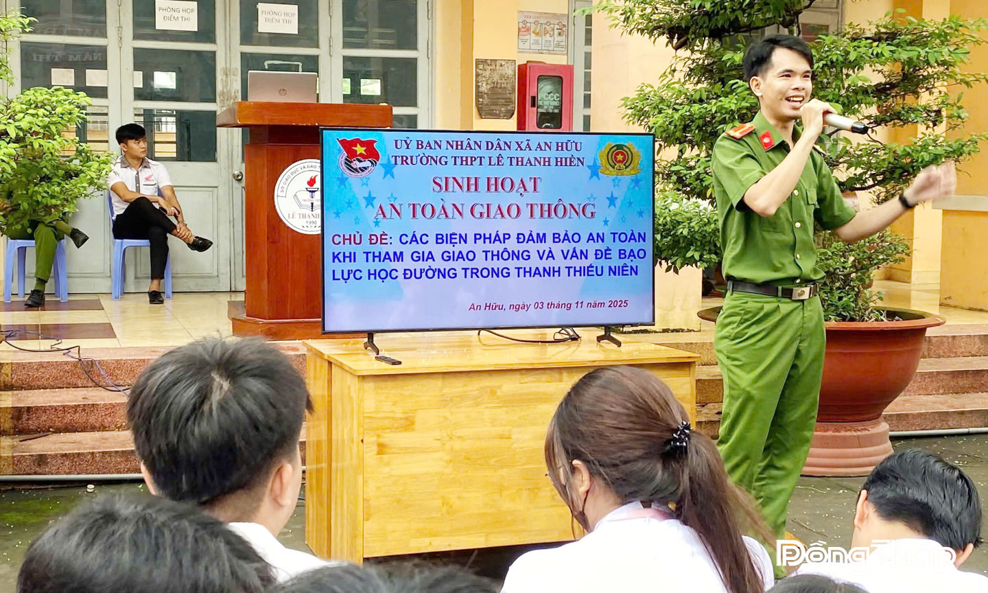 Một buổi tuyên truyền về an toàn giao thông và phòng, chống bạo lực học đường tại Trường Trung học phổ thông Lê Thanh Hiền.