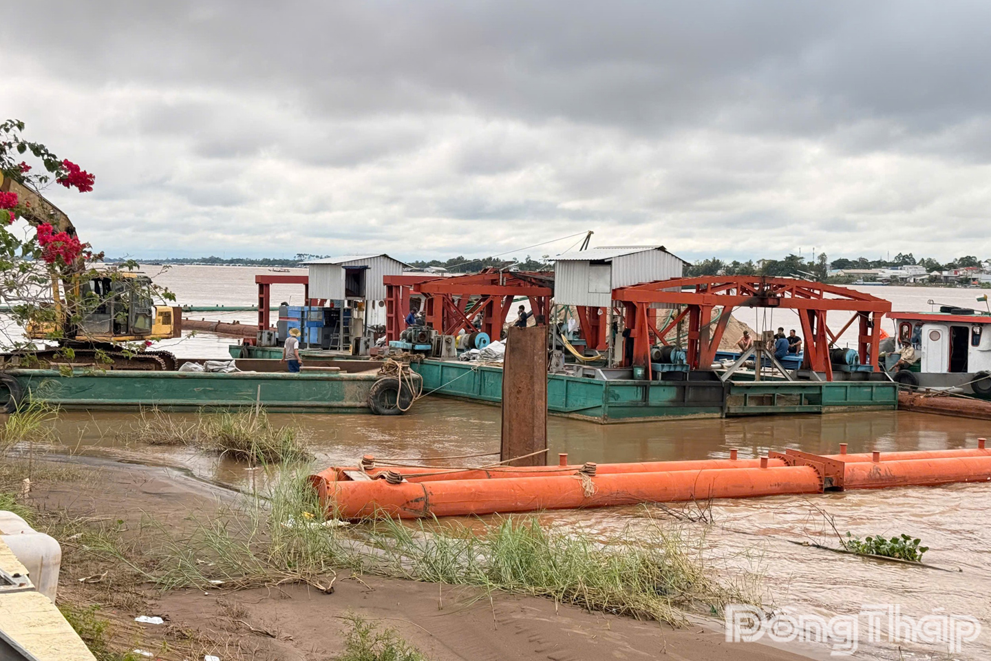 Đơn vị thi công tập trung vật tư, máy móc thiết bị và nhân lực triển khai khắc phục sạt lở kè Thường Thới Tiền.
