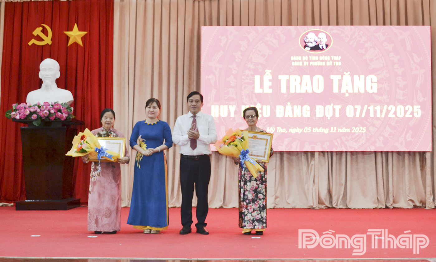 Lãnh đạo phường Mỹ Tho trao Huy hiệu 50 năm tuổi Đảng.