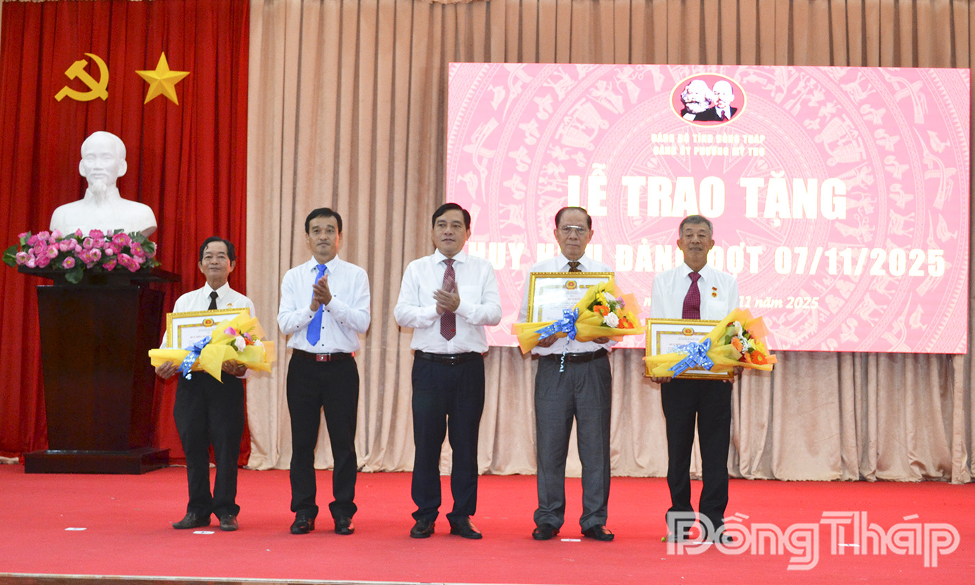 Lãnh đạo phường Mỹ Tho trao Huy hiệu 45 năm tuổi Đảng.