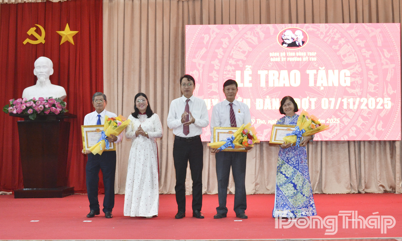 Lãnh đạo phường Mỹ Tho trao Huy hiệu 40 năm tuổi Đảng.