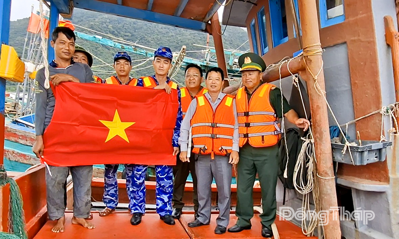 Tặng cờ Tổ quốc cho ngư dân.