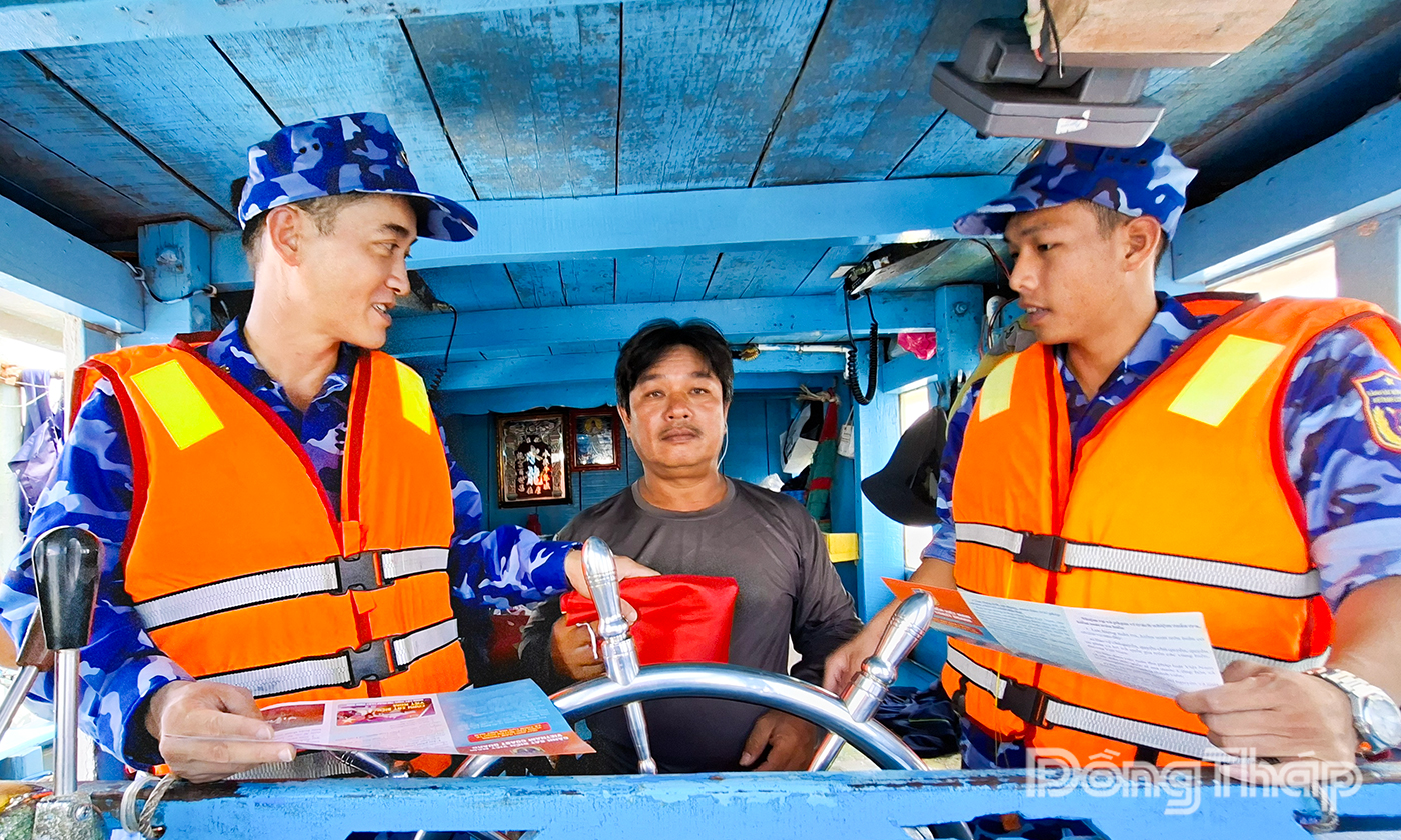 Tuyên truyền pháp luật cho bà con ngư dân.