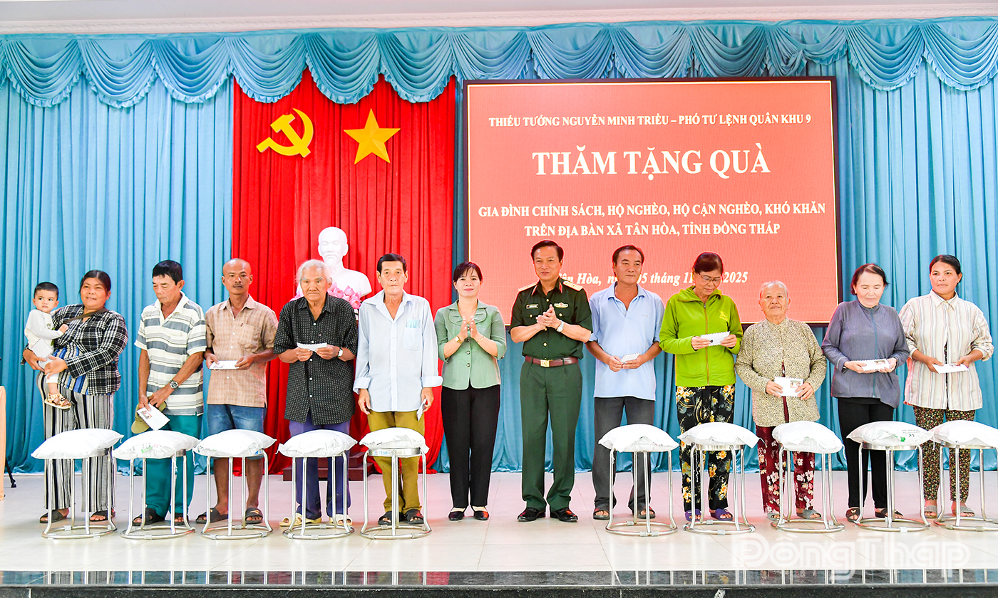 Thiếu tướng Nguyễn Minh Triều, Phó Tư lệnh Quân khu 9 và đồng chí Nguyễn Thị Huỳnh Trang, Bí thư Đảng ủy xã Tân Hòa tặng quà cho gia đình chính sách, hộ nghèo.