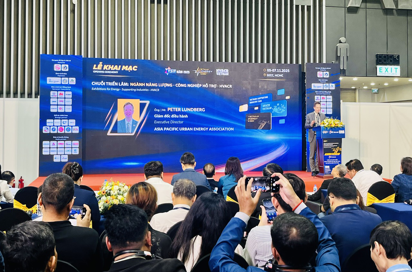 Chuyên gia, doanh nghiệp dự khai mạc sáng 5-11