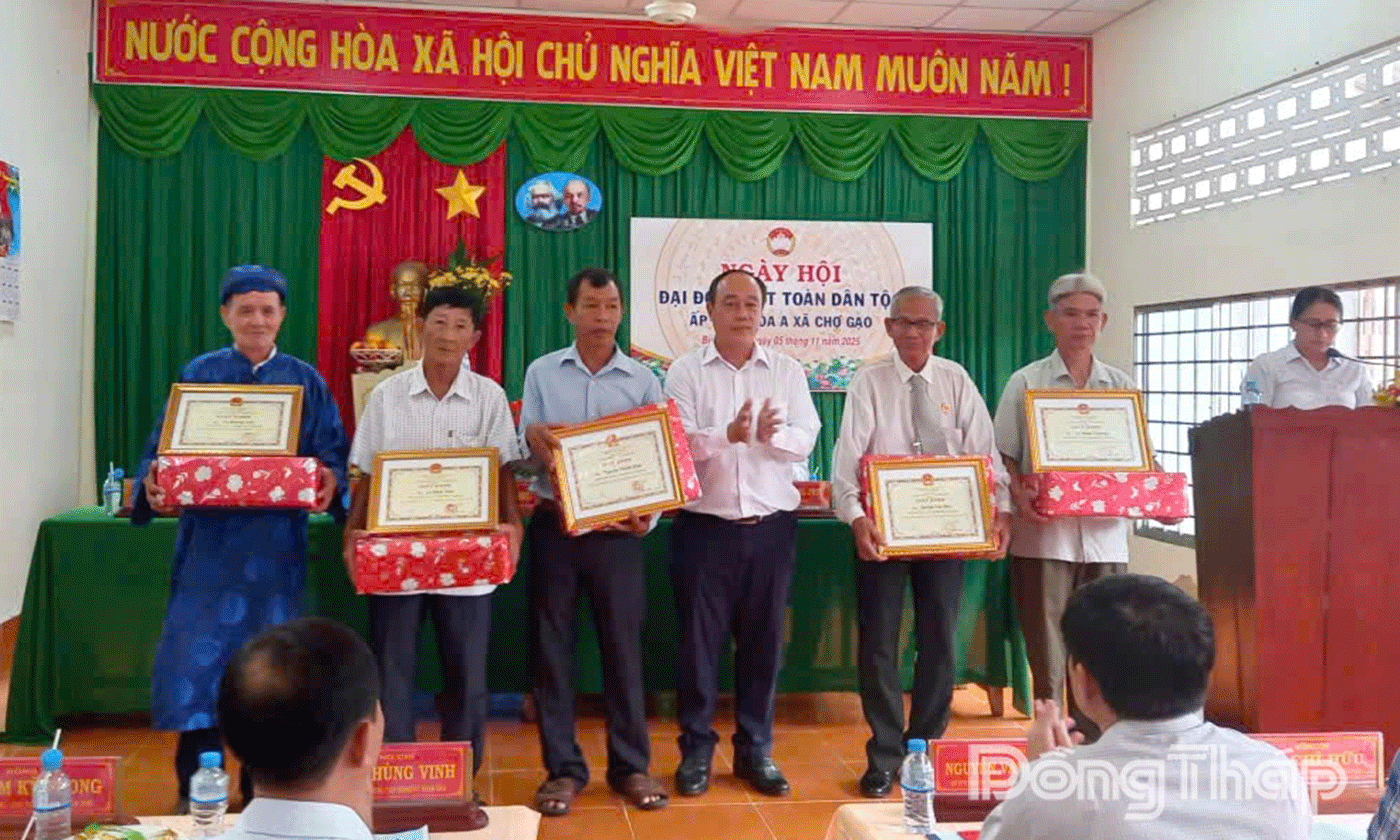 UBND xã tặng giấy khen cho 5 cá nhân có nhiều đóng góp cho khu dân cư trong năm qua.