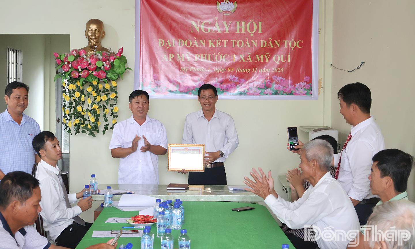 Đồng chí Trương Thanh Hợp, Phó Bí thư Thường trực Đảng ủy xã Mỹ Quí trao Giấy khen đại diện ấp Mỹ Phước 1 với thành tích đạt danh hiệu Ấp văn hóa năm 2025.