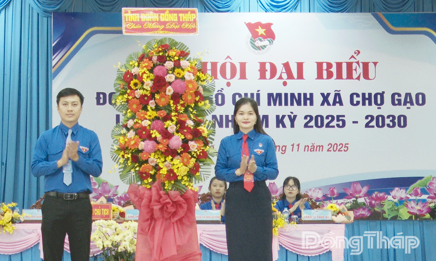 Đại diện Tỉnh đoàn tặng hoa chúc mừng Đại hội.