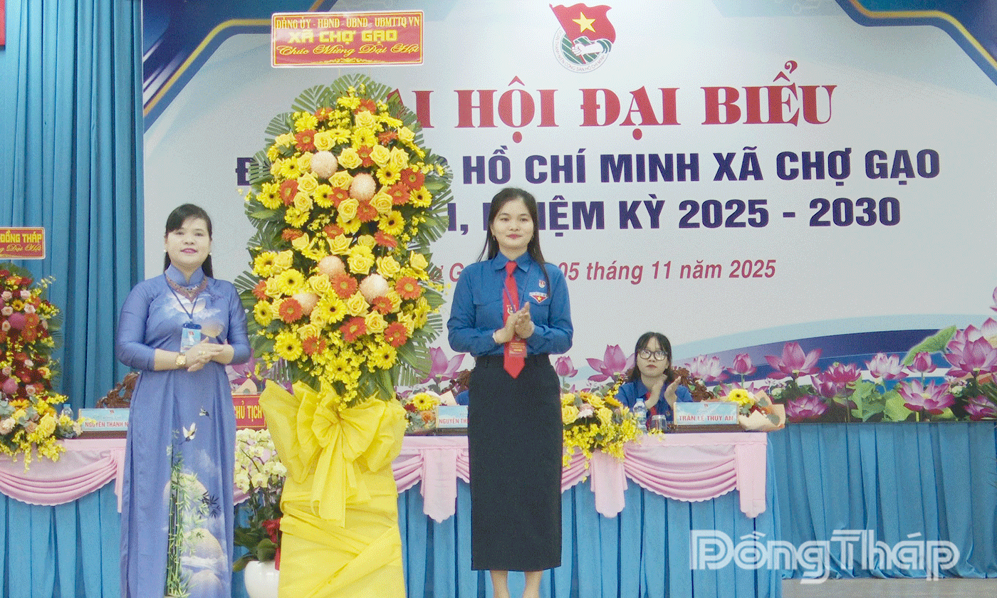 Đảng ủy xã tặng hoa chúc mừng Đại hội.