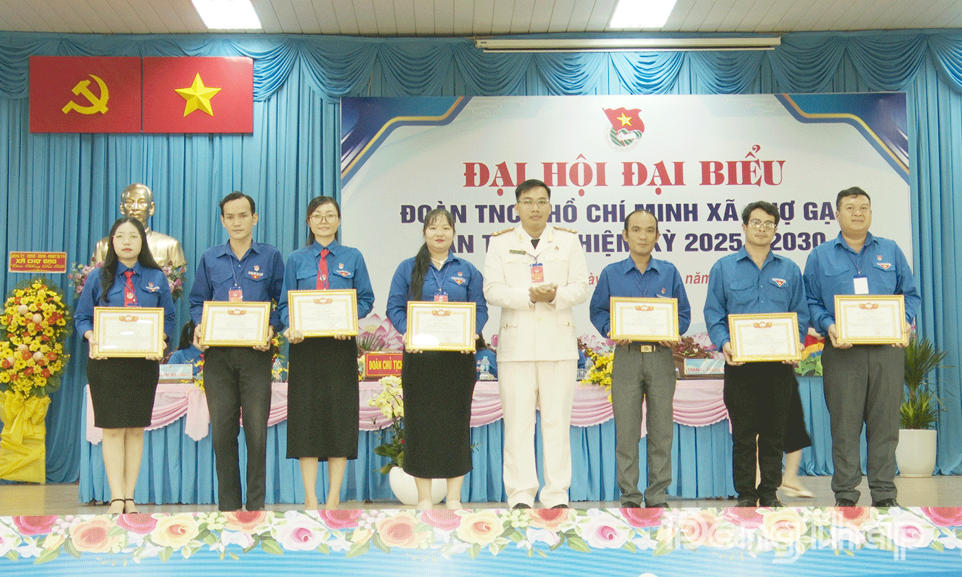 Đoàn xã khen thưởng tập thể, cá nhân có thành tích.