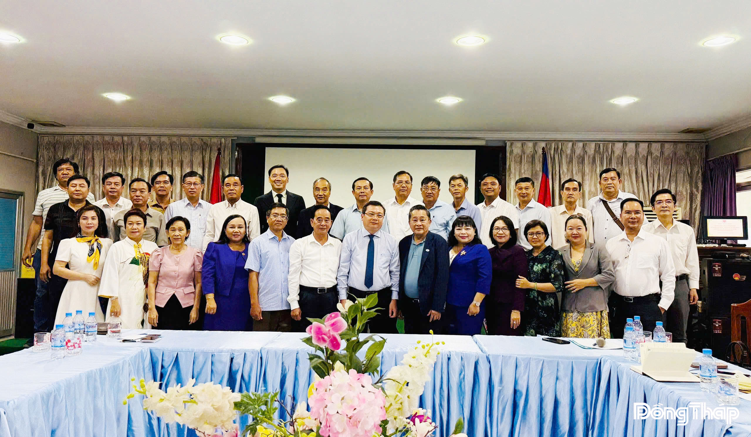 Đoàn công tỉnh Đồng Tháp và Hội Khmer - Việt Nam tại Campuchia chụp ảnh lưu niệm.