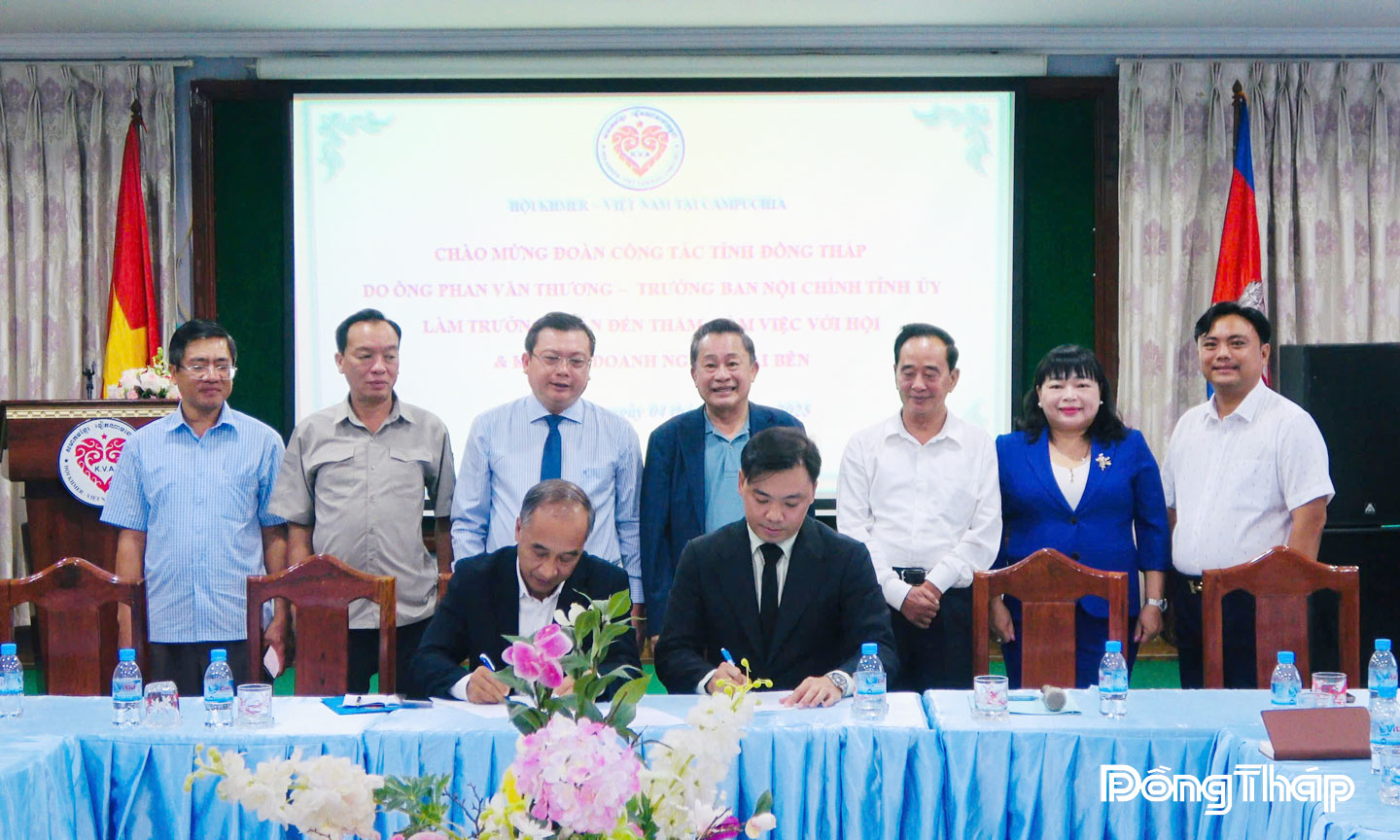 Lãnh đạo tỉnh Đồng Tháp và Hội Khmer - Việt Nam chứng kiến ký kết doanh nghiệp.