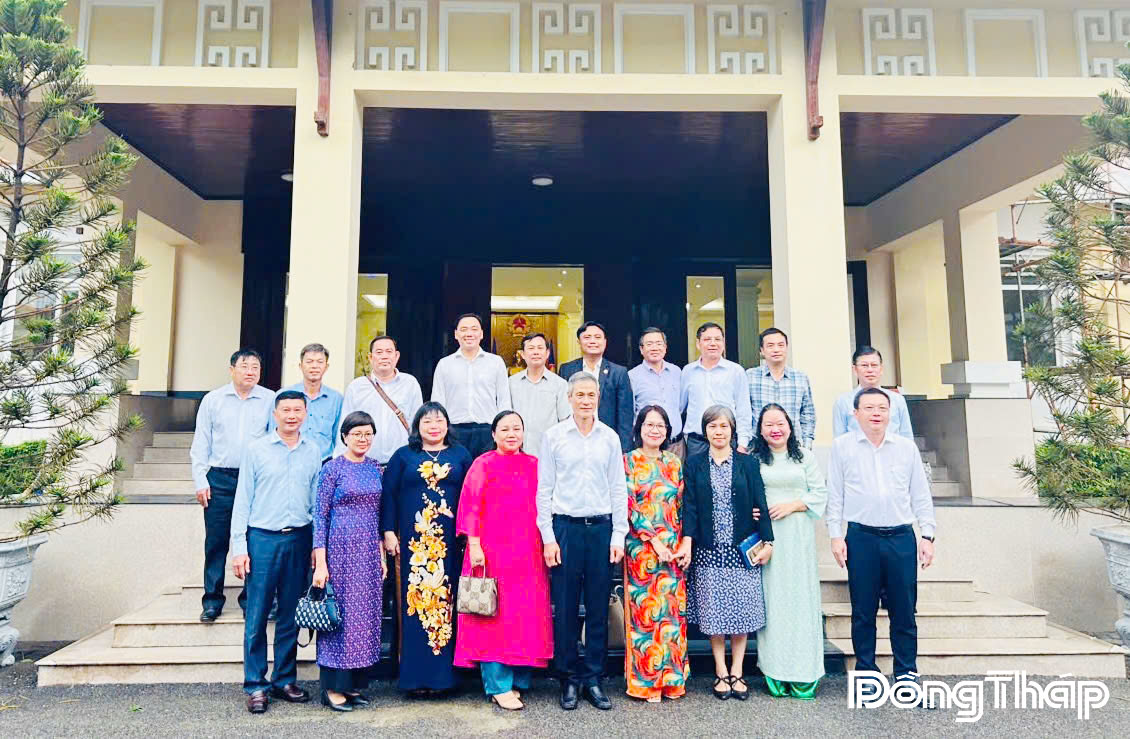 Đoàn công tác tỉnh Đồng Tháp chụp ảnh lưu niệm với lãnh đạo Đại sứ quán Việt Nam tại Campuchia.