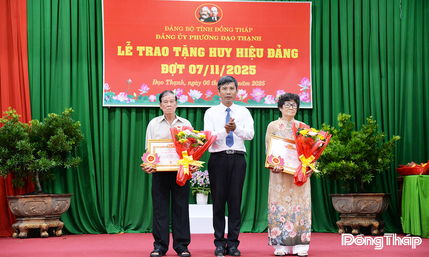 Lãnh đạo phường trao tặng Huy hiệu Đảng , biểu trưng và hoa cho 02 đồng chí nhận Huy hiệu Đảng 55 năm