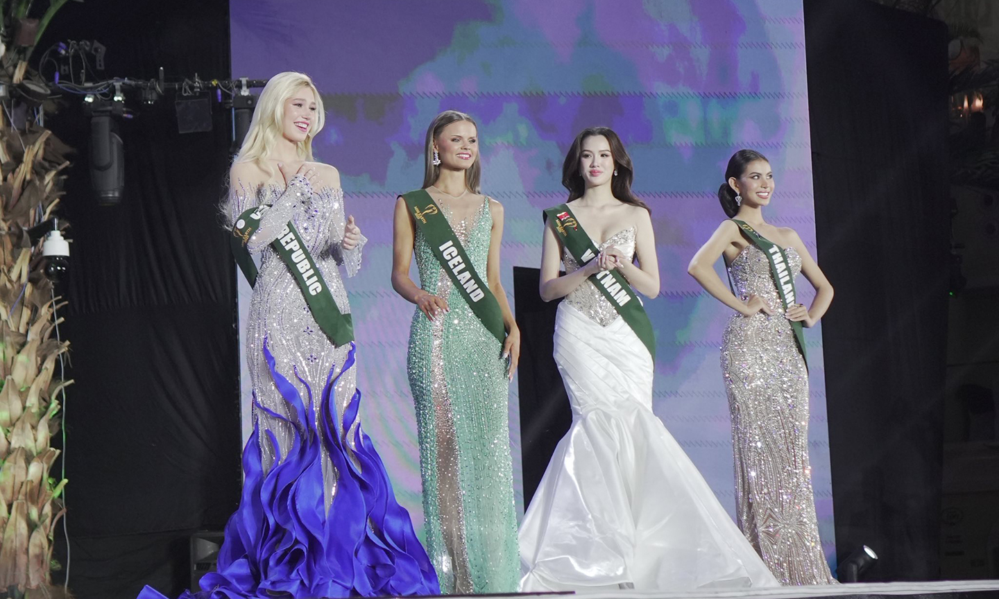 Top 4 bước vào phần thi ứng xử. Ảnh: BTC Hoa hậu Trái Đất. Ảnh: BTC