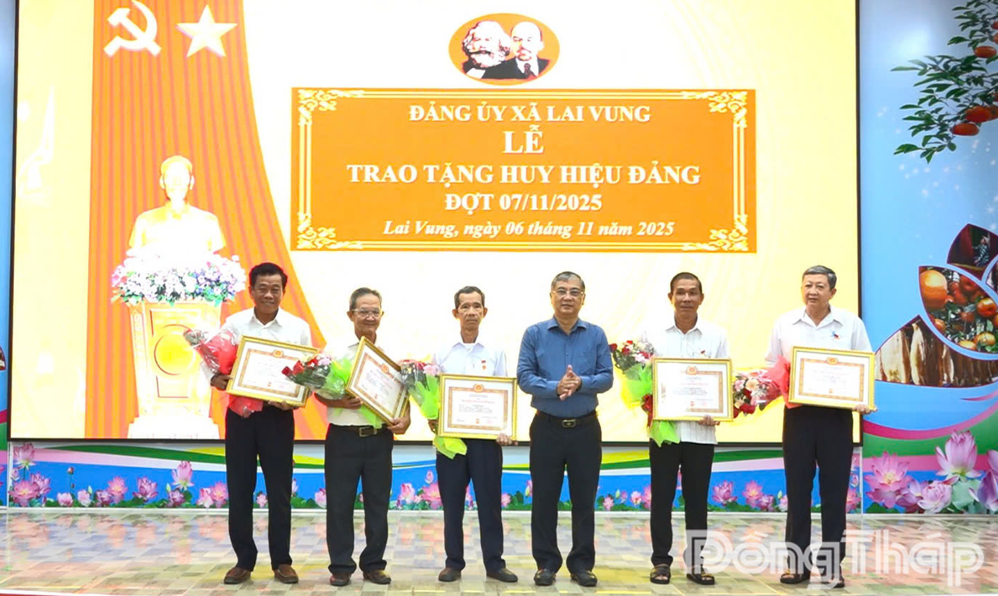 Đồng chí Nguyễn Văn Hon, Bí thư Đảng ủy, Chủ tịch HĐND xã Lai Vung (đứng thứ 3 từ bên phải) trao huy hiệu Đảng cho các đảng viên thuộc Đảng bộ xã.