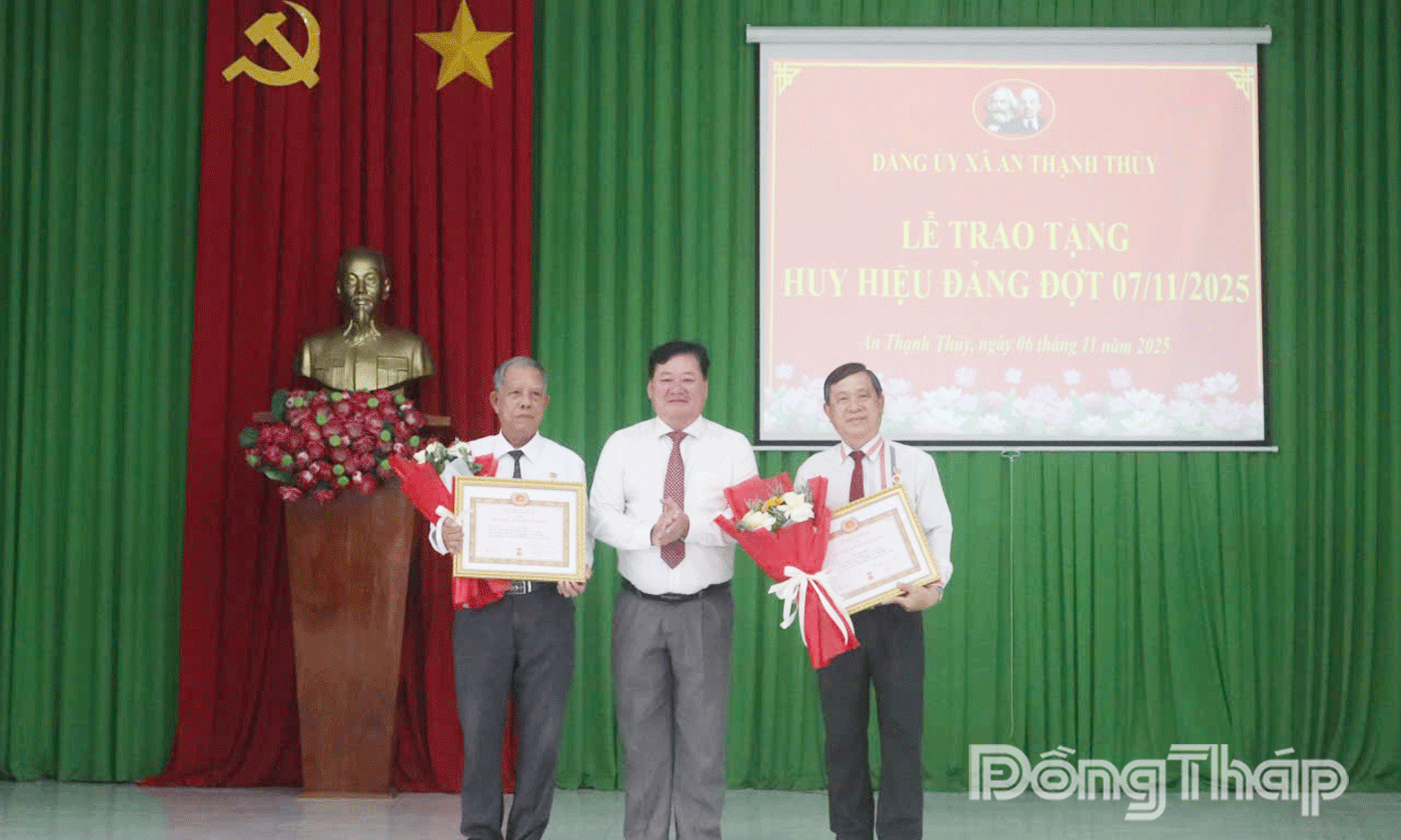 2 Huy hiệu 40 năm được trao cho đảng viên Đỗ Cẩn Trực và đảng viên Võ Văn Châu.