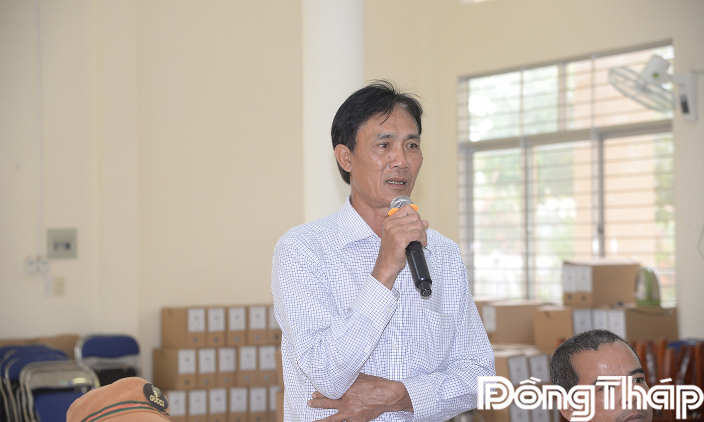 Người dân xã Long Bình chia sẻ việc vận dụng nguồn tiền hỗ trợ từ chính sách vươn lên thoát nghèo tại hội nghị