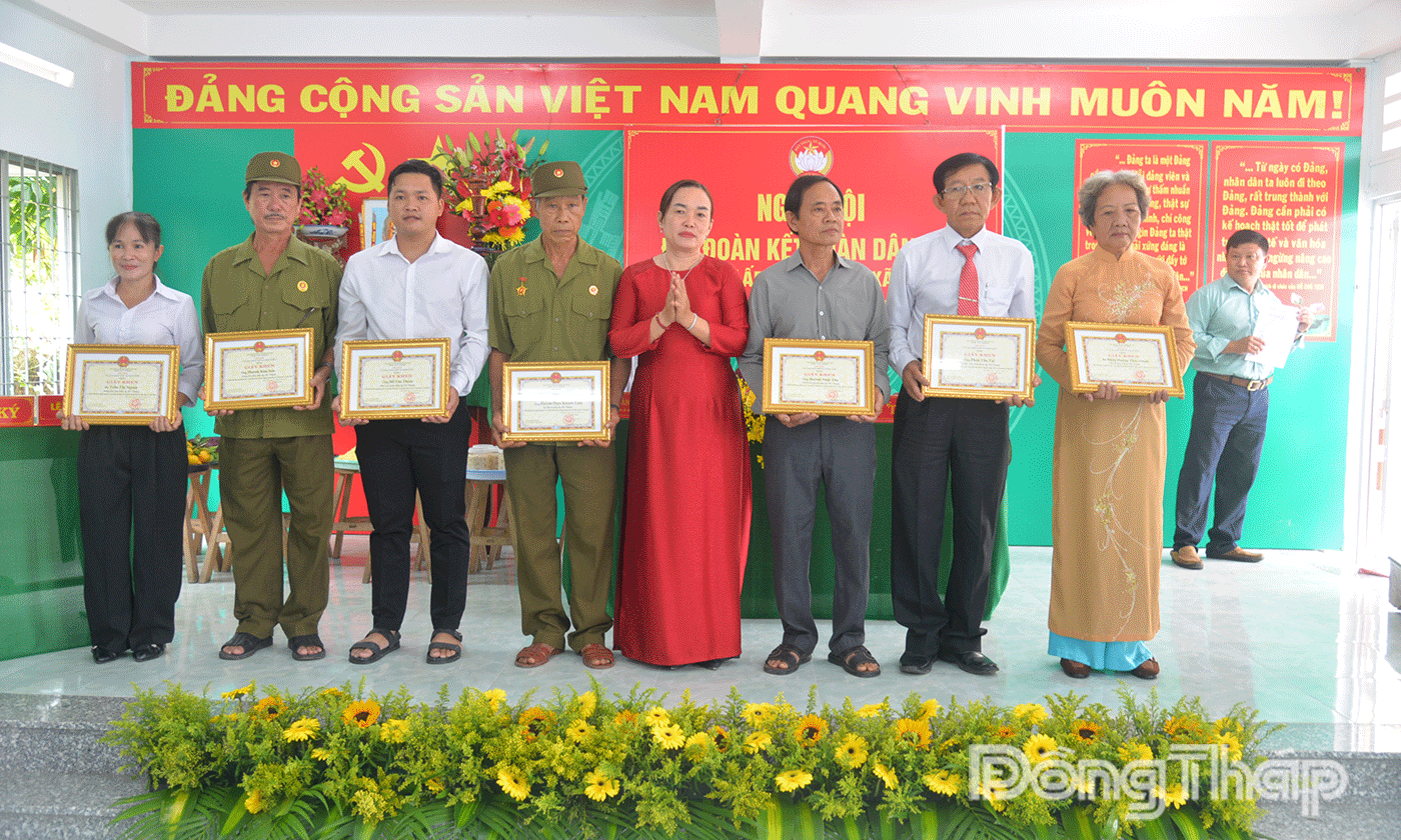 UBND xã Bình Ninh tặng giấy khen cho 25 tập thể, cá nhân tích cực, thể hiện tốt vai trò nồng cốt trong các phong trào hành động cách mạng ở khu dân cư.