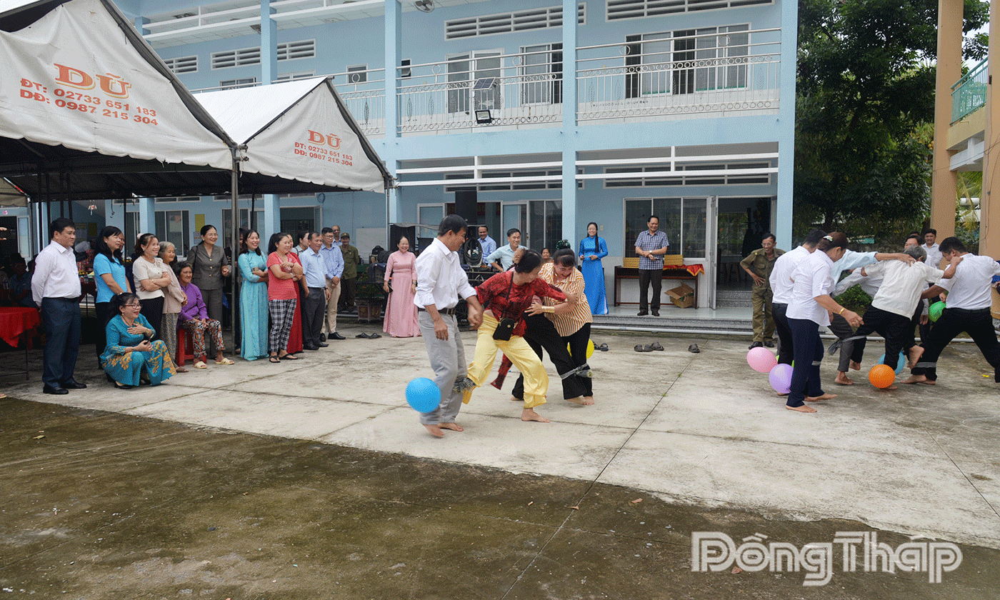 12 tổ nhân dân tự quản trong ấp đã hào hứng tham gia phần hội với nhiều trò chơi dân gian.