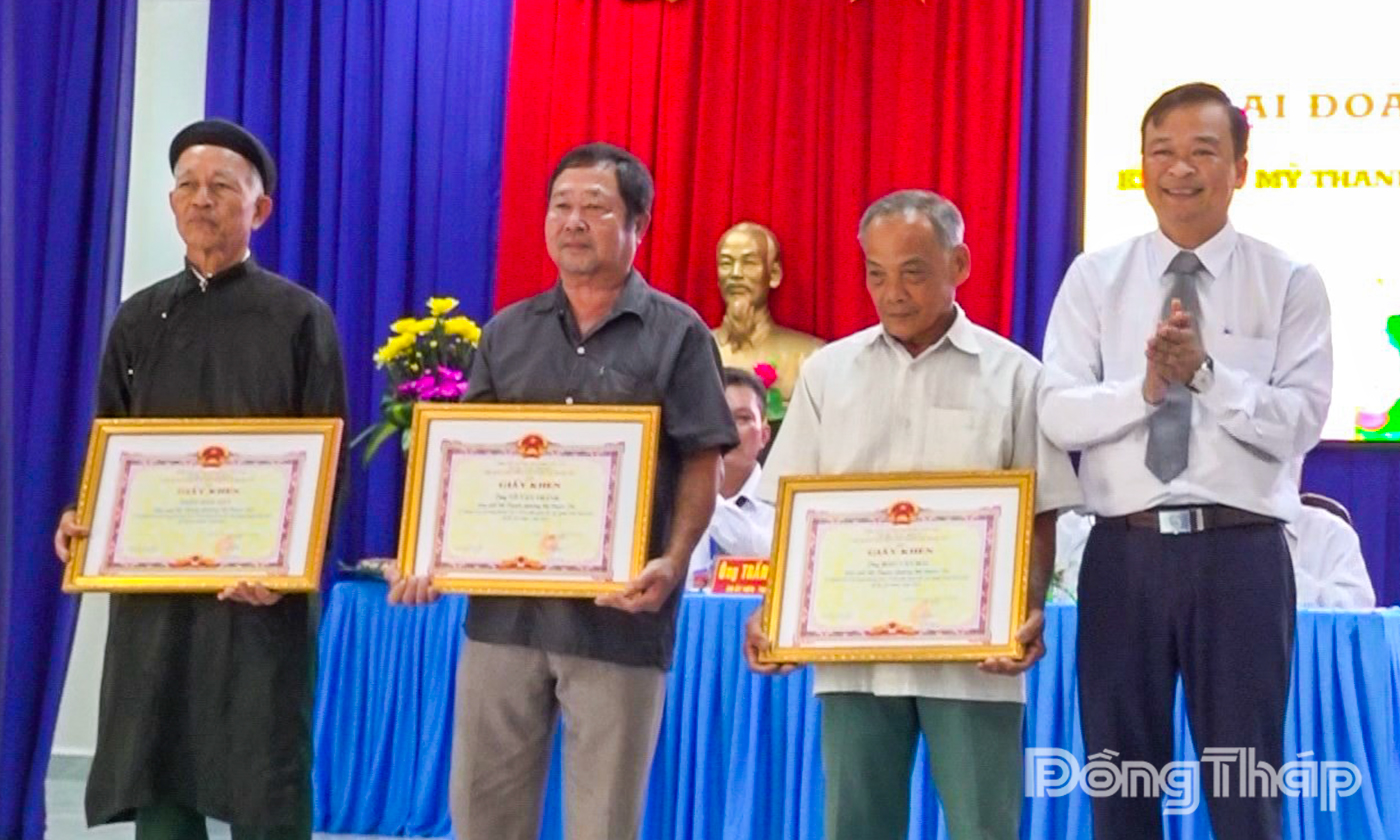 UBND phường Mỹ Phước Tây biểu dương, khen thưởng các tập thể, cá nhân tiêu biểu trong phong trào “Toàn dân đoàn kết xây dựng đời sống văn hóa”.