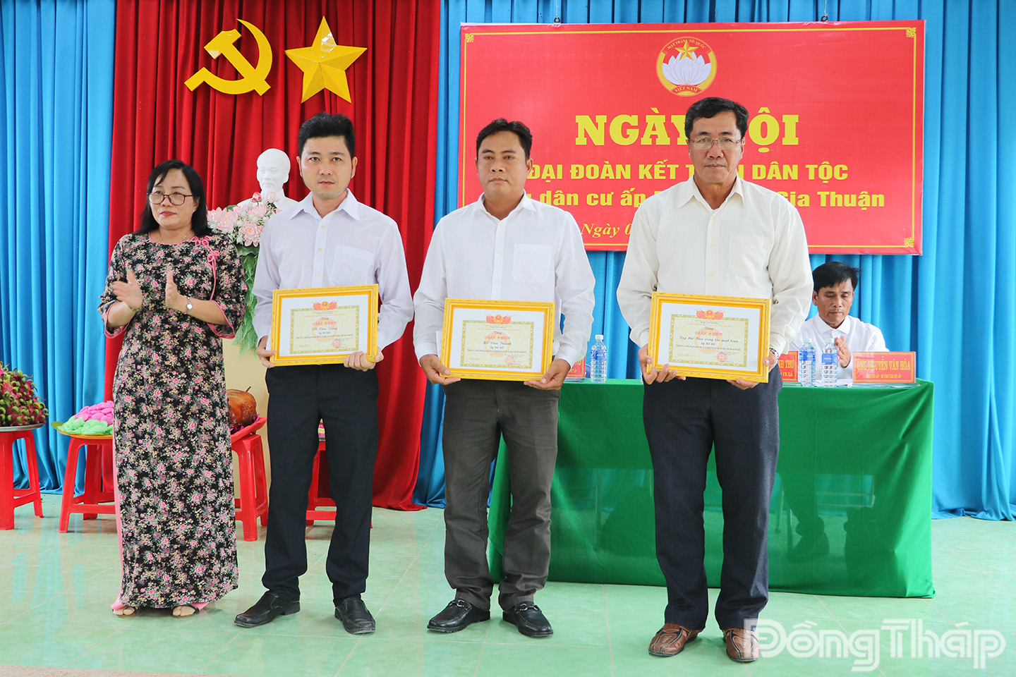 Lãnh đạo Ủy ban Mặt trận Tổ quốc Việt Nam xã Gia Thuận trao Giấy khen cho tập thể, cá nhân có nhiều đóng góp trong thực hiện tốt các phong trào thi đua, cuộc vận động ở khu dân cư năm 2025.