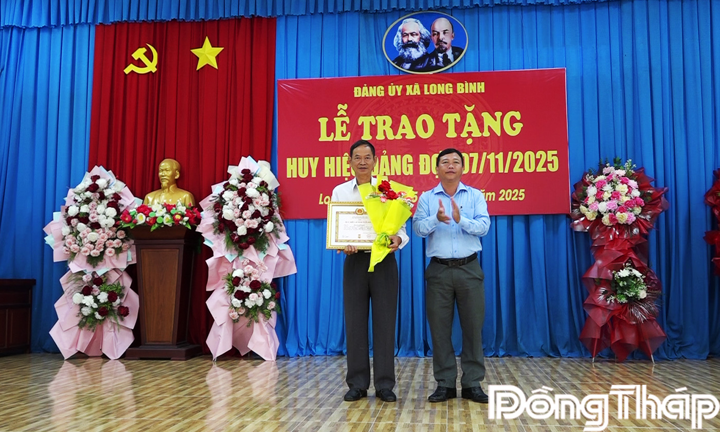 Đồng chí Võ Ngọc Tân trao huy hiệu Đảng cho các đảng viên