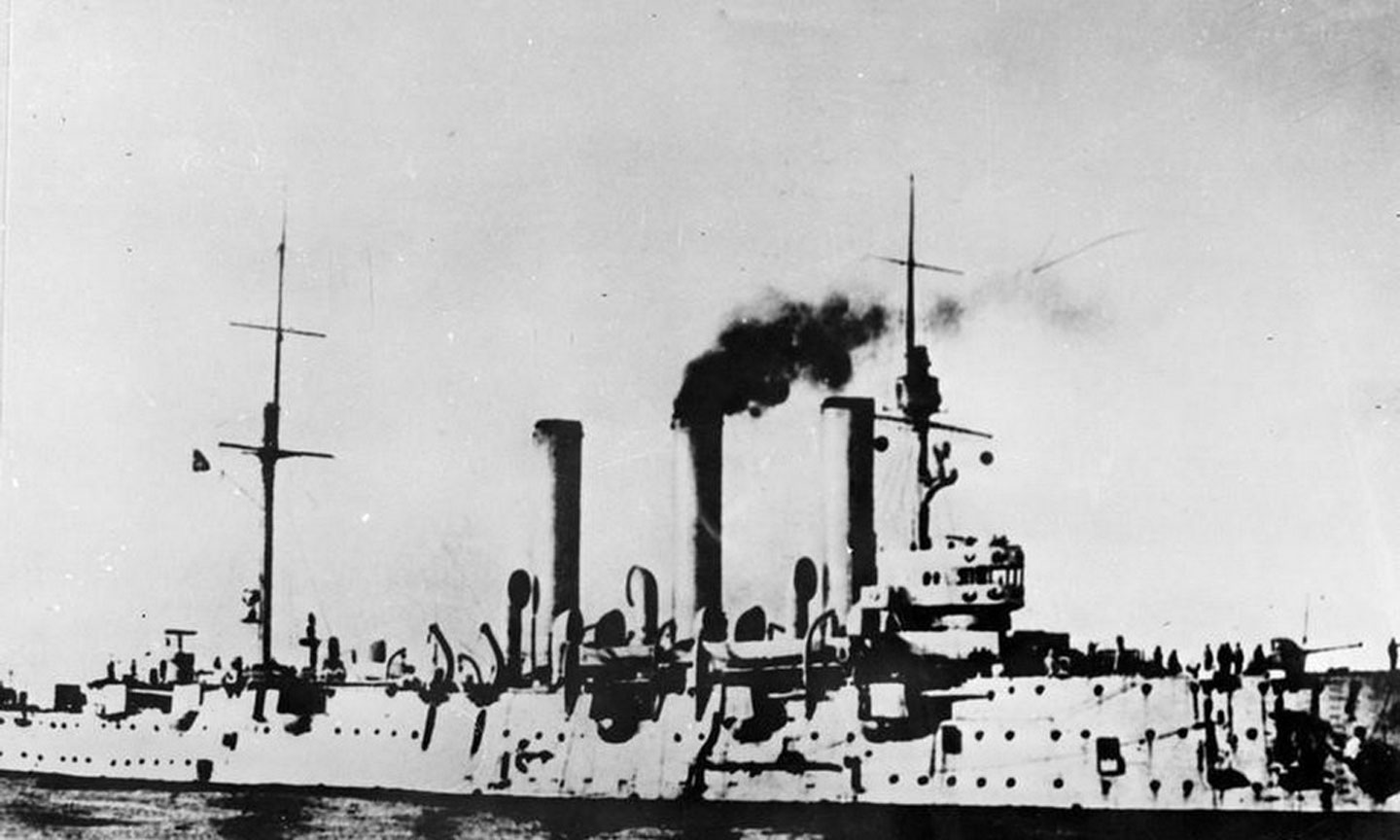 Ngày 6-11-1917, chiến hạm Rạng Đông nổ loạt súng báo hiệu tấn công Cung điện Mùa Đông.