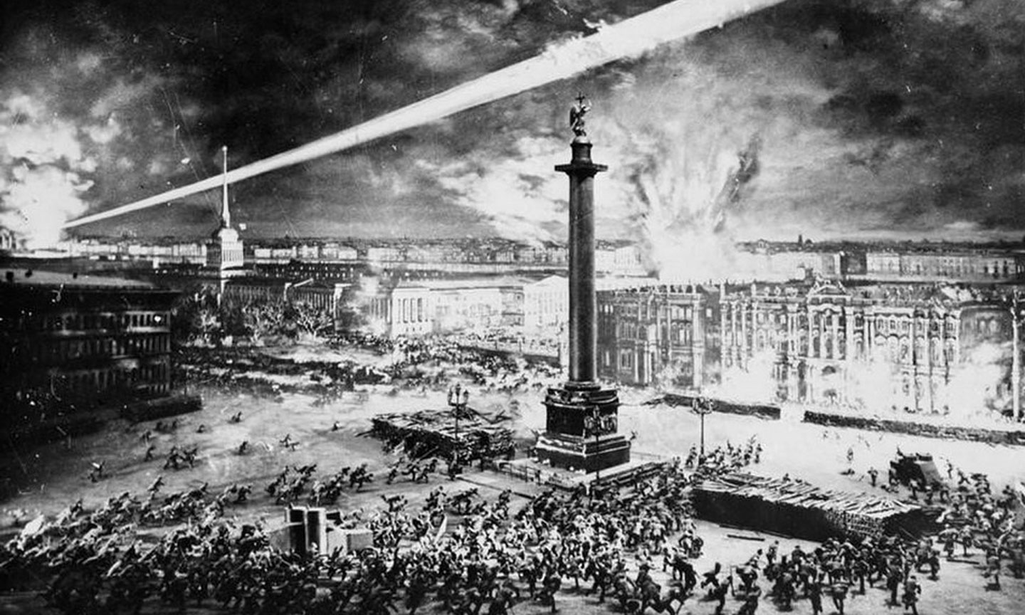 Đêm 7-11-1917 (25-10 theo lịch Nga cũ), quân khởi nghĩa tấn công vào Cung điện Mùa Đông ở Petrograd, mở đầu cuộc Cách mạng Tháng Mười Nga vĩ đại.