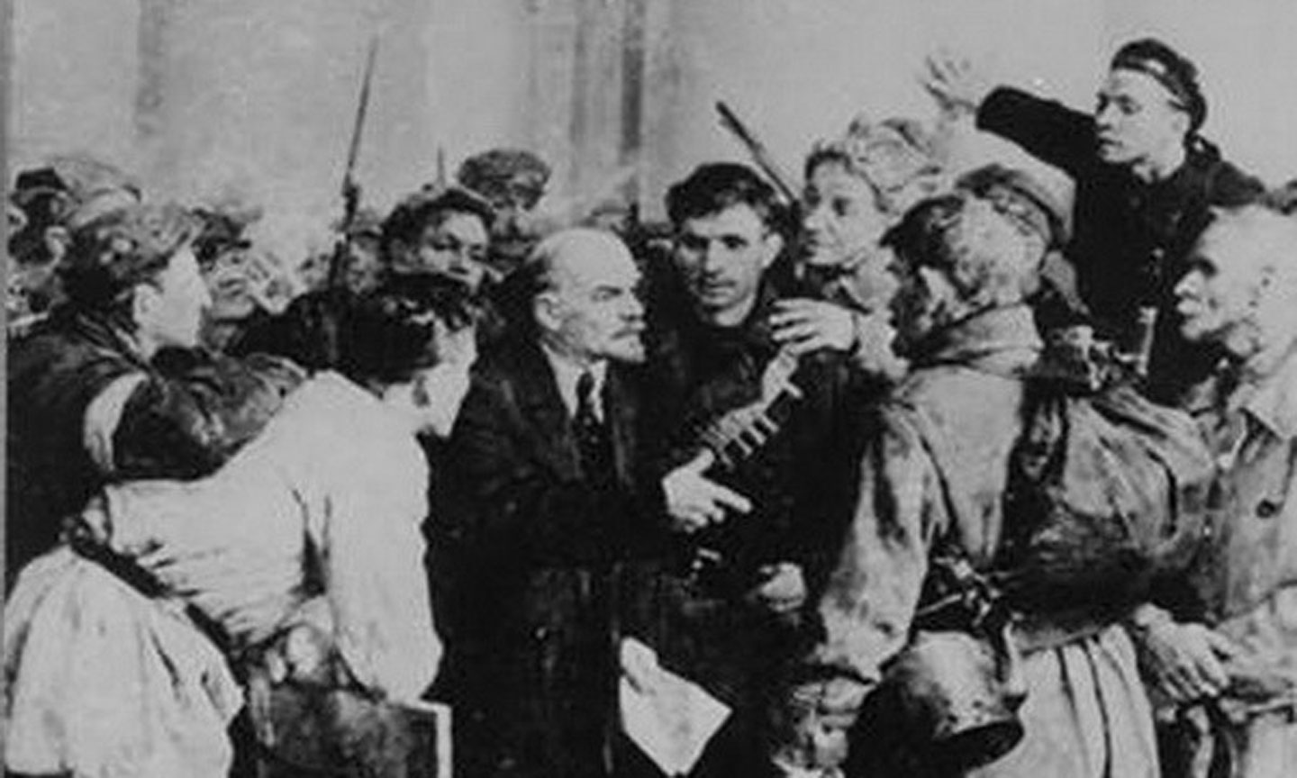 V.I.Lênin với các chiến sĩ cách mạng trong Cung điện Smolny chiều 6-11-1917, trực tiếp lãnh đạo cuộc khởi nghĩa.