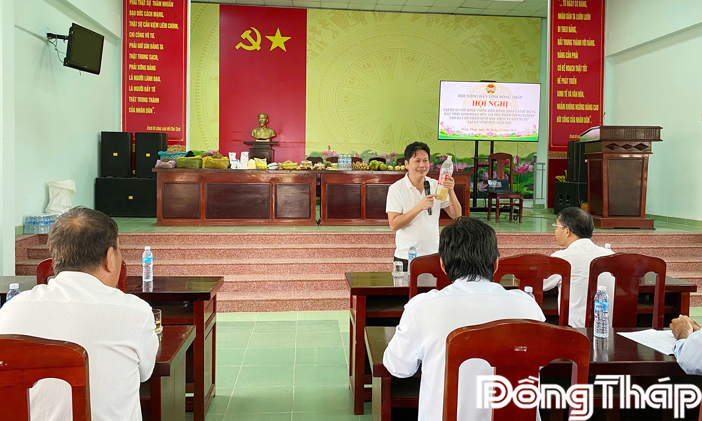 ông Hoàng Sơn Công, triển khai các kiến thức về thực trạng và tác hại của tình trạng ô nhiễm rác thải, cách phân loại các loại rác thải,