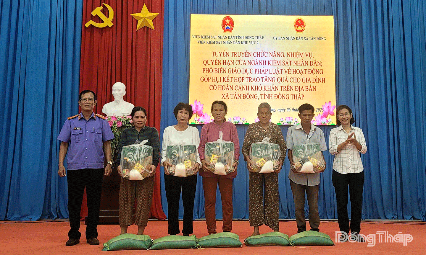 Tặng quà cho các hộ gia đình có hoàn cảnh khó khăn.