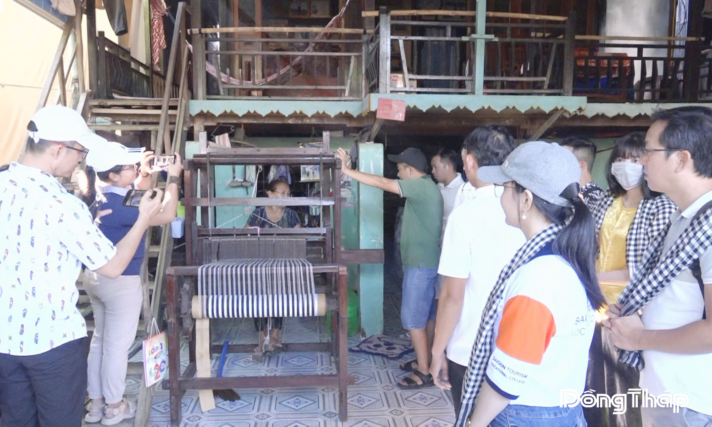 Du khách trong và ngoài nước đến tham quan, trải nghiệm quy trình dệt khăn choàng ở xã Long Khánh.