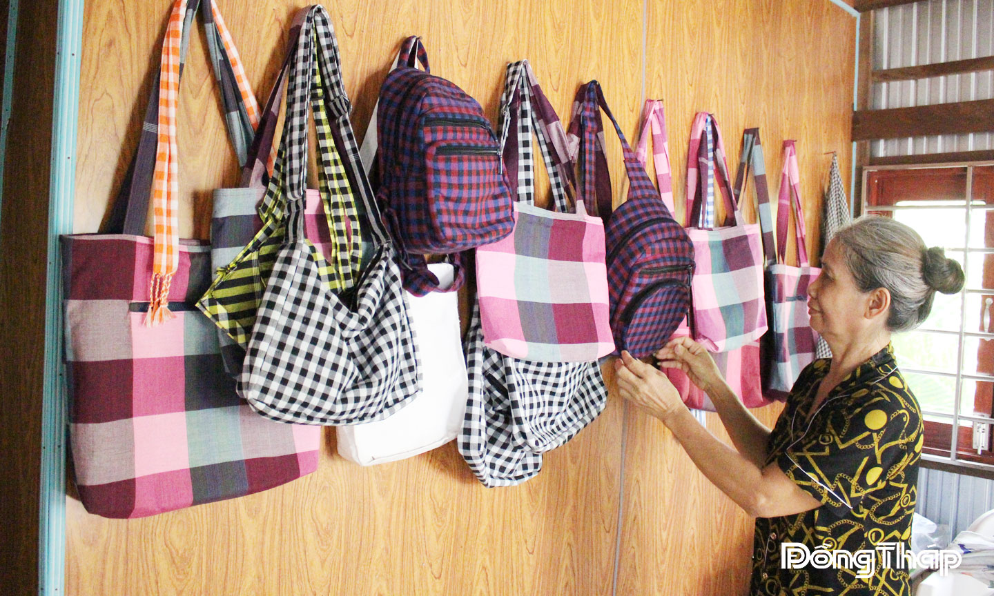 Nghệ nhân Lê Thị Nầy (xã Long Khánh) sáng tạo ra nhiều sản phẩm từ chất liệu khăn choàng.