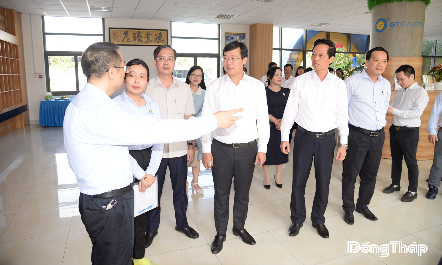 Lãnh đạo tỉnh tìm hiểu hoạt động sản xuất tại Công ty TNHH Lốp Advance Việt Nam.