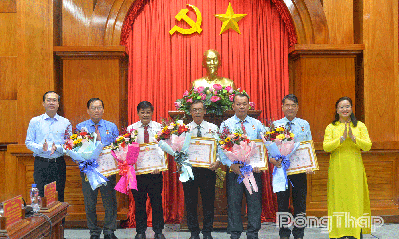 Đảng ủy UBND tỉnh trao Huy hiệu 30 năm tuổi Đảng cho 5 đảng viên.