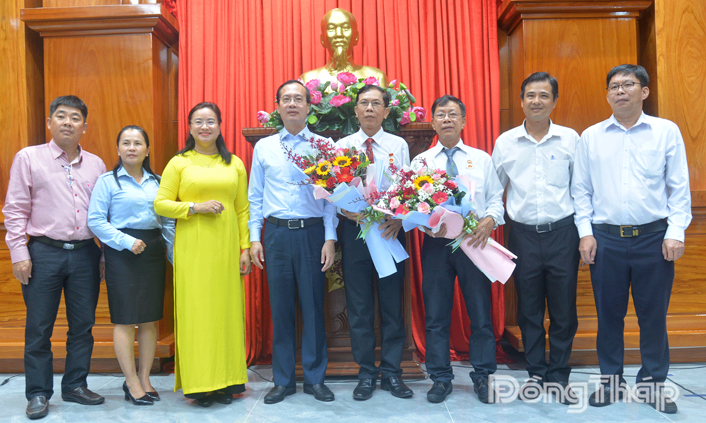 Đồng chí Bí thư và Phó Bí thư Đảng ủy UBND tỉnh chụp ảnh lưu niệm đảng viên các Khu công nghiệp tỉnh.