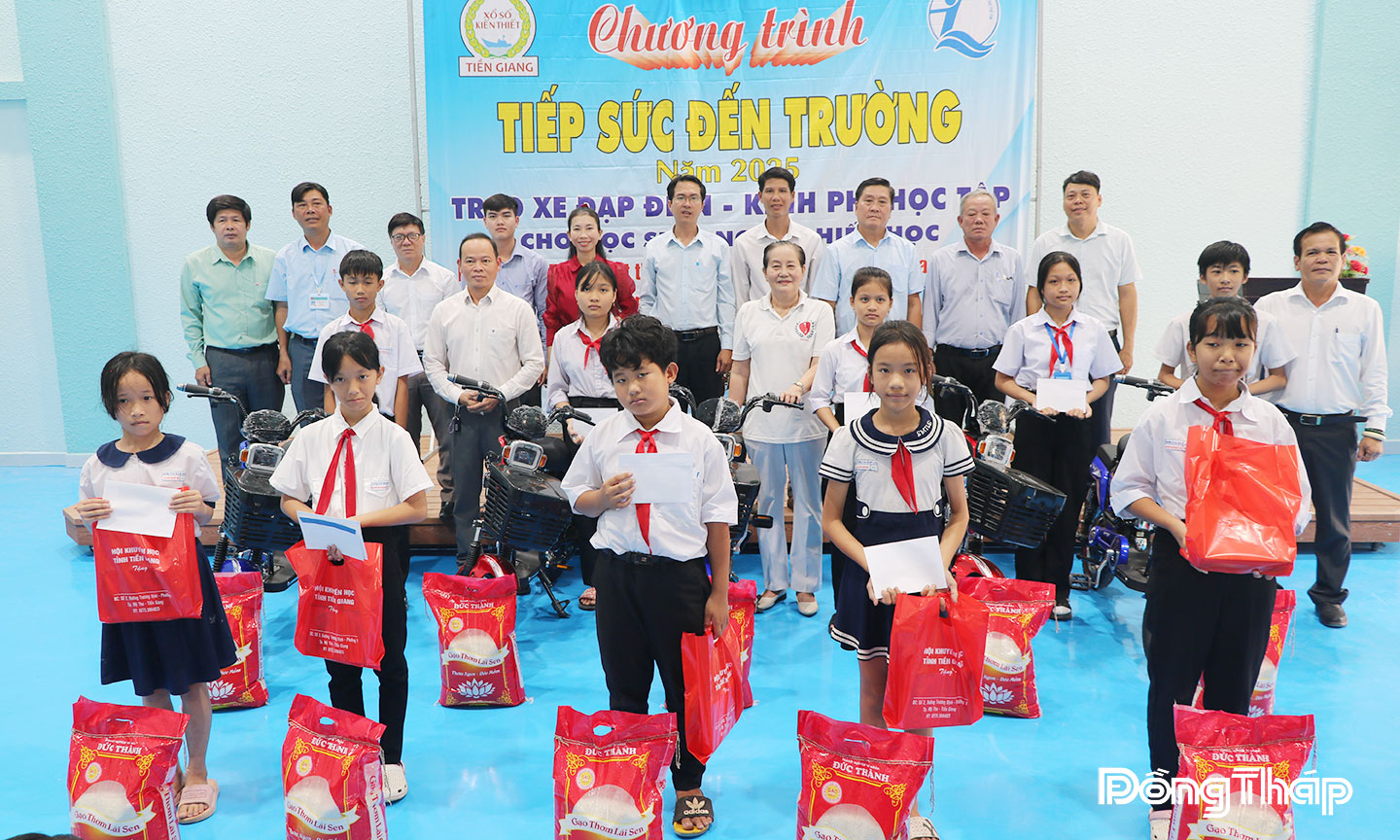 Học sinh xã Mỹ Lợi nhận xe đạp điện và quà tại Chương trình “Tiếp sức đến trường” kỳ 1.