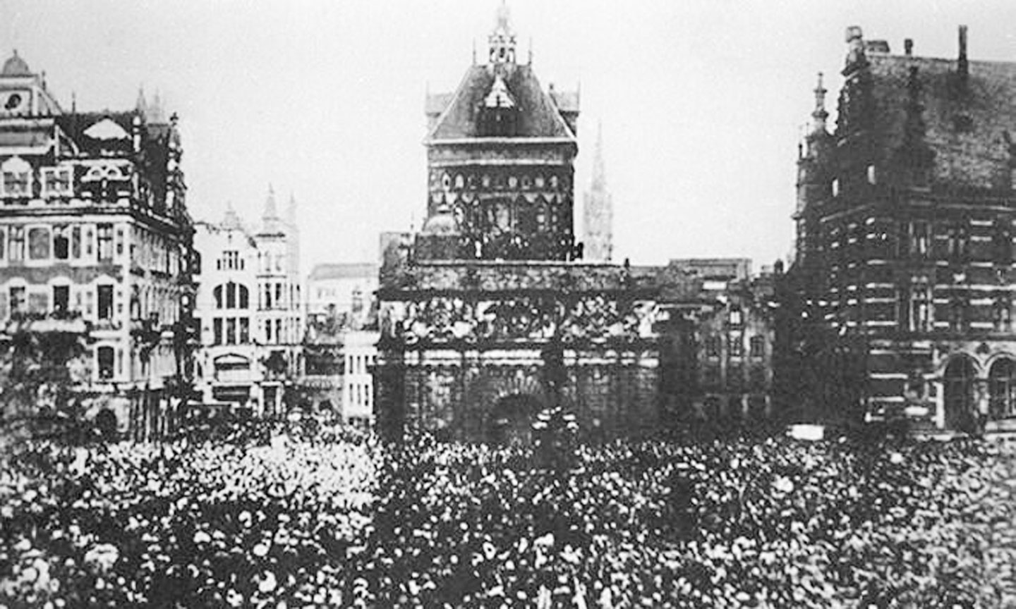 Ngày 7-11-1917 (25-10 theo lịch Nga cũ), cuộc nổi dậy vũ trang của công nhân, binh lính và thủy thủ tại thành phố Petrograd. Ảnh: Tư liệu