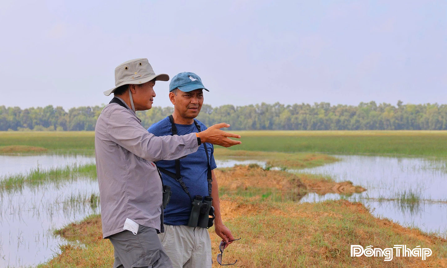 Tiến sĩ Mahendra Shrestha, Phó Giám đốc Hội Sếu quốc tế (bìa phải) trở lại thăm Vườn Quốc gia Tràm Chim sau 38 năm.