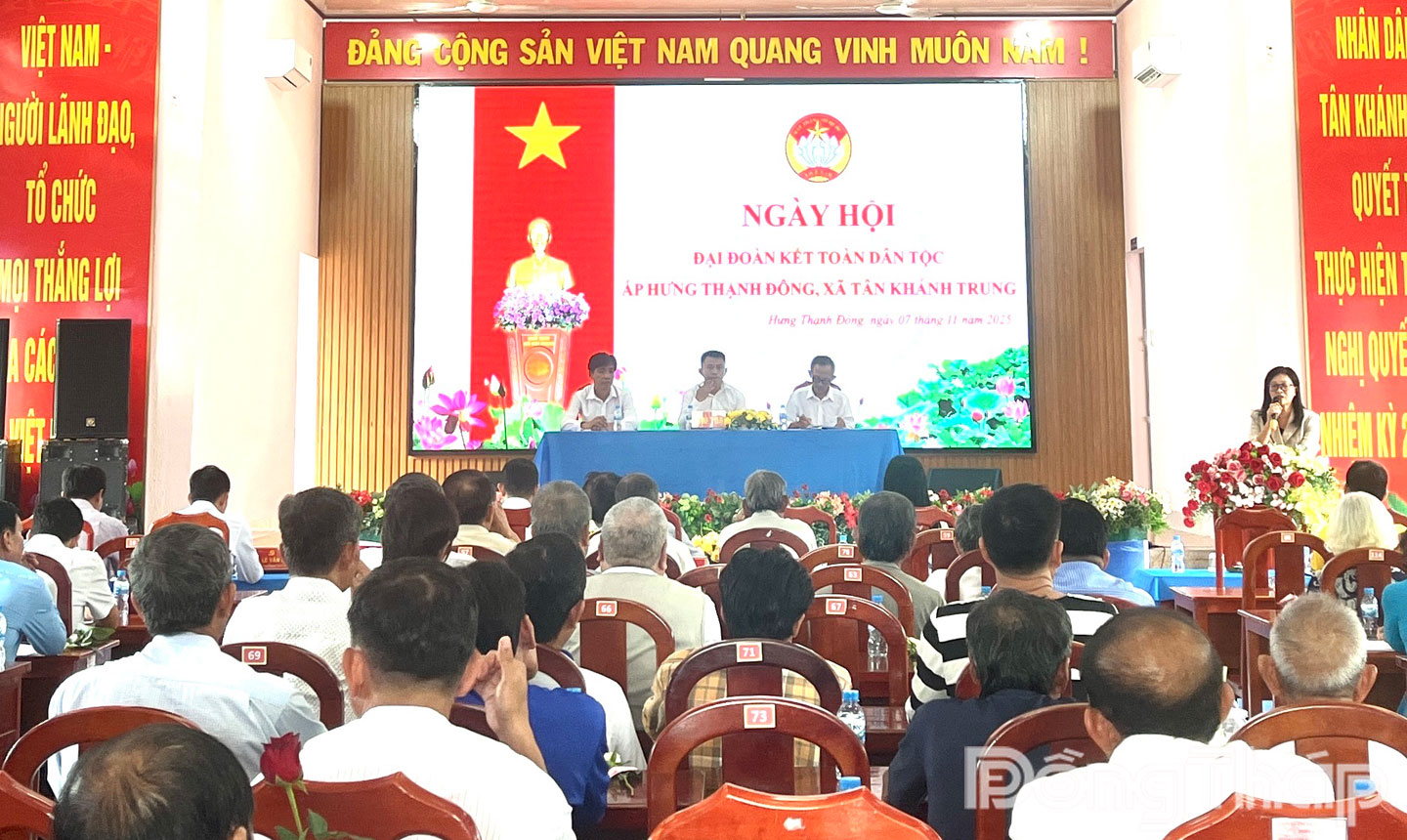 Quang cảnh Ngày hội Đại đoàn kết toàn dân tộc ấp Hưng Thạnh Đông, xã Tân Khánh Trung.